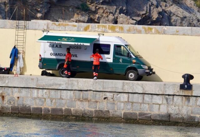 El padre estadounidense y el hijo de 13 años mueren después de que un pequeño avión se estrella contra el mar de Mallorca de España
