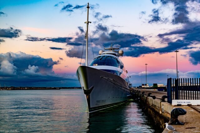 El 'yate Dolphin' de € de Dubai Prince toca la cabeza mientras atracan en la Malaga de España
