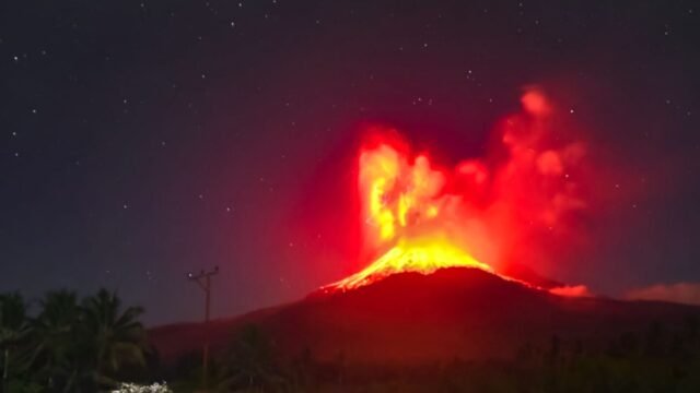 Enorme erupción volcánica en Indonesia envía cenizas de 6 millas de altura y gas venenoso hacia las aldeas: el sol
