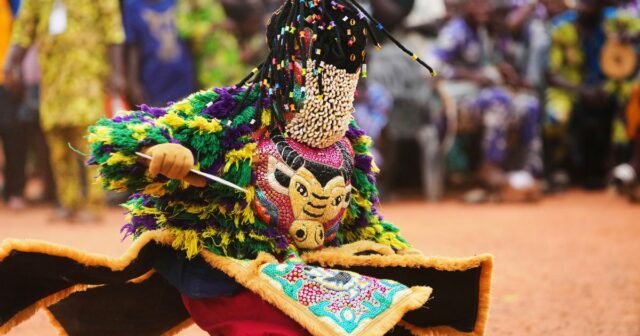 Fotos del festival tradicional de máscara de Benin a medida que las costumbres antiguas cobran vida
