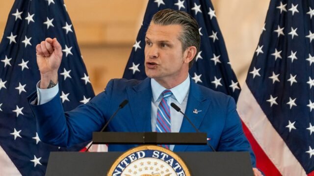 Hegseth vuelve a publicar una historia que lo ata a la iglesia con pastores que dicen que las mujeres no deberían votar

