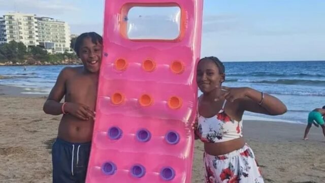 Homenajes a los hermanos británicos, de 11 y 13 años, que se ahogaron frente a papá horrorizado mientras nadaba en la popular playa española

