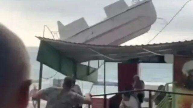 Horror Moment Beach Pedalo arrojó 50 pies al aire por Tornado que se perdió por poco a los turistas que huyen de Twister
