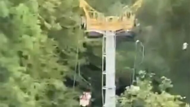 Horror Moment Chairlift se derrumba en Russian Resort, dejando 13 colgando en el aire y cuatro que se sumergen en el lago de abajo
