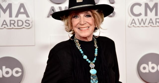 Jeannie Seely, cantante de country conmovedora detrás de éxitos como 'Don't Touch Me', muere a los 85
