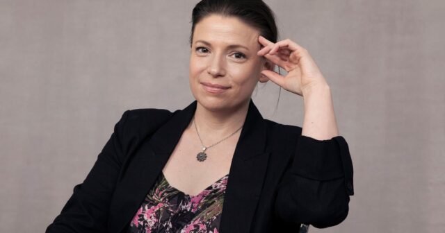 Julia Whelan ha narrado 600 audiolibros y contando. Entonces, ¿por qué no pagó ella?
