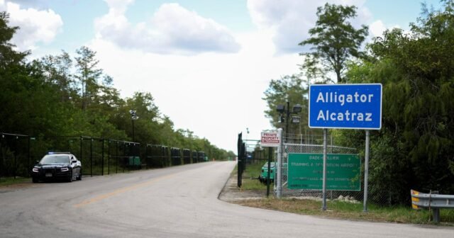Kristi Noem dice que "Alligator Alcatraz" es modelo para los centros de detención estatales de ICE
