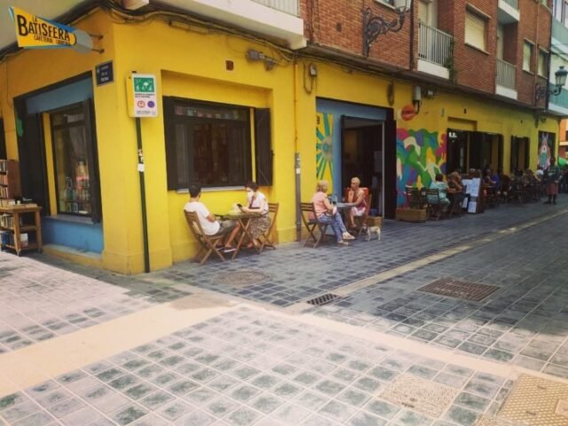 La Batisfera en 'El Cabanyal' (libros, tapas, vinos, cervezas artesanales y música en vivo) • Valencia 24/7
