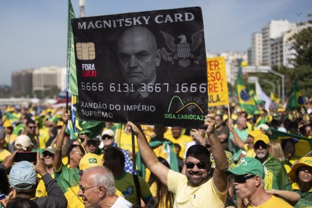 La Corte Suprema de Brasil ordena el arresto domiciliario para el ex presidente Jair Bolsonaro
