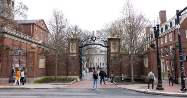 La administración de Trump amenaza con tomar las patentes de Harvard
