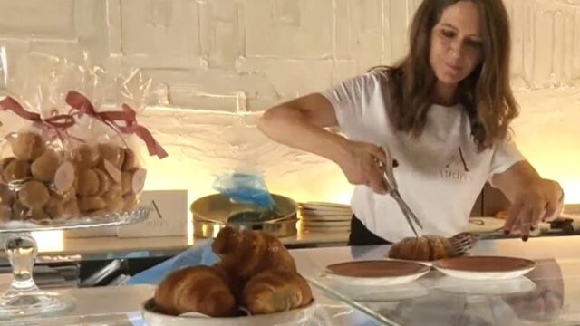 La cafetería elegante se inundó de protestas después de que el cliente harto revela que le cobraron por cortar a croissant por la mitad

