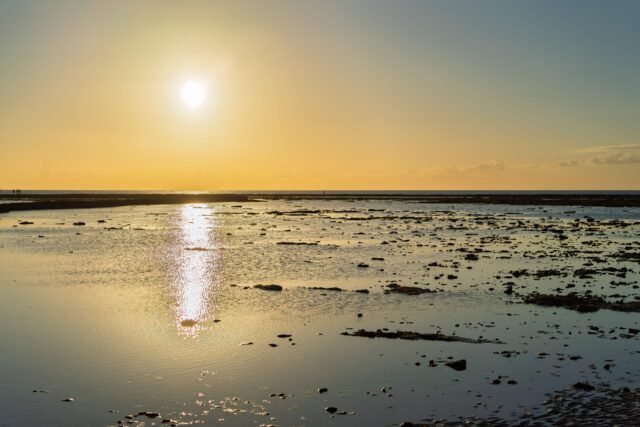 La costa más evocadora del sur de España es brillante, ventosa y brillante para caminar, comer y los deportes acuáticos
