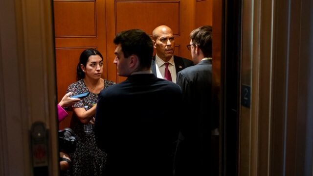 La crítica de Booker a los demócratas destaca la división profunda sobre la lucha contra Trump
