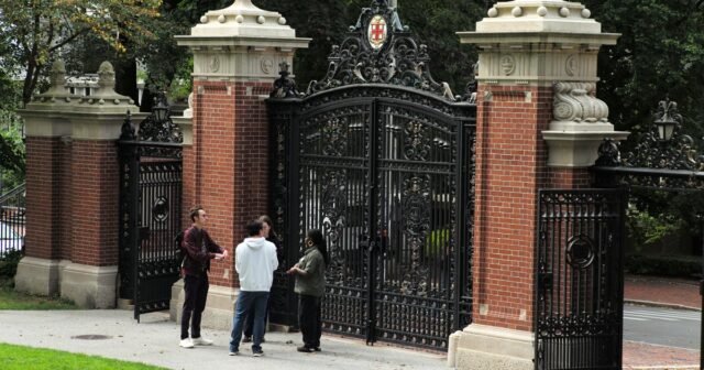 La universidad progresiva implementa la política de 'dos sexos' de Trump
