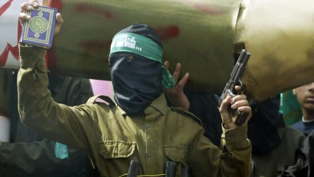 Las escuelas palestinas enseñan a los niños a glorificar a los terroristas suicidas que matan a los judíos, revela el expediente como el primer ministro planea reconocer el estado
