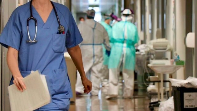 Las infecciones de Covid-19 se duplican en una semana, la comunidad valenciana alcanza los niveles más altos en un año
