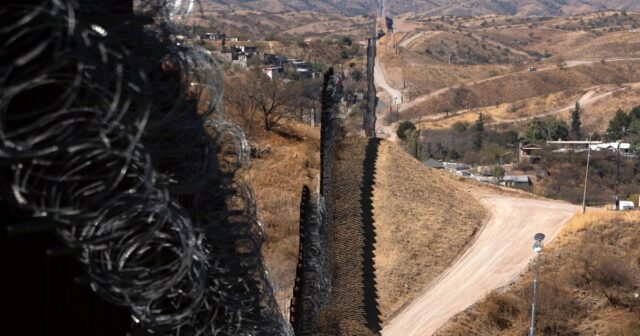 Los agentes fronterizos estadounidenses ordenaron detener deportaciones bajo la prohibición de asilo de Trump después de la orden judicial, dicen las fuentes
