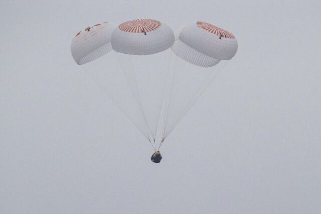 Los astronautas regresan a la Tierra con SpaceX después de 5 meses en la Estación Espacial Internacional
