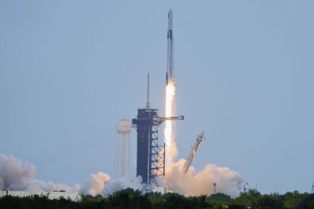 Los astronautas se lanzan a la estación espacial después de ser marginado por el problemático Starliner de Boeing
