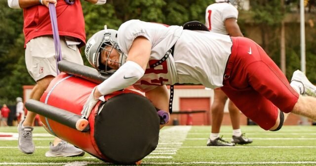 Los defensores de WSU tienen la oportunidad de abordar los QB en el primer día en almohadillas completas
