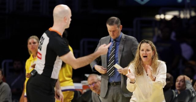 Los jugadores de la WNBA llaman oficiando, pero la liga confía en su proceso
