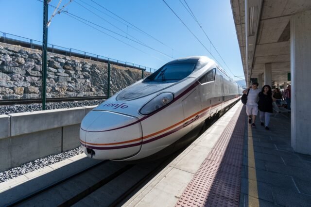 Los problemas del túnel como el tren de vía rápida Ave se retrasan después de una fuga de agua importante y colapsar entre Málaga y Madrid

