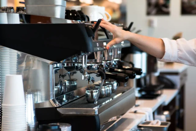 Los trabajadores de la compañía de cafetería roban y venden unidades en España

