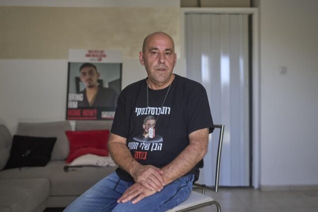 Los videos de rehenes israelíes demacrados en Gaza aumentan la presión sobre Netanyahu para un alto el fuego
