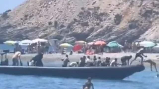 Mira el momento del barco migrante llega a España Hols Beach antes de ser perseguidos y abordados por locales enojados
