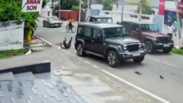 Momento horrible 'Rich Kid' El conductor derriba a Scooter Rider y luego invierte el camión 4x4 en él en Road Rage
