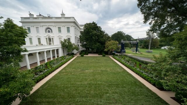 Nuevas fotos muestran la casa blanca de jardín de rosas pavimentado
