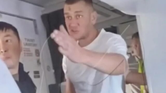 Pasajeros y tripulación de aviones obligados a someter a Yob ruso borracho amenazando con 'apuñalar' y 'matar' volantes - el sol
