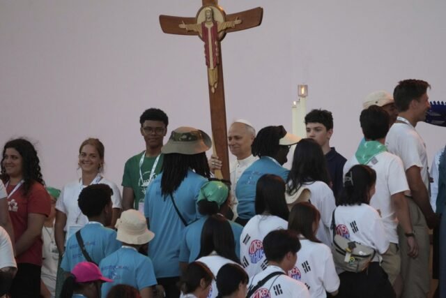 Pope emociona a cientos de miles de jóvenes católicos en el Festival Juvenil del Año Santo
