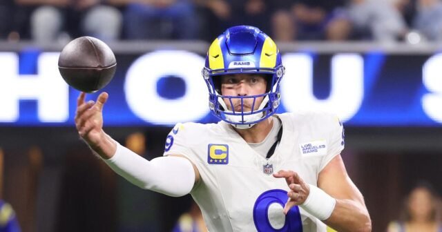 Rams QB Matthew Stafford visita al especialista, permanece fuera

