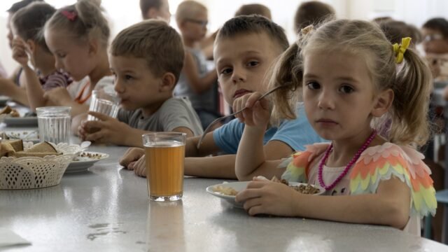 Rusia está ejecutando el 'Catálogo de esclavos' de los 'huérfanos' ucranianos con niños secuestrados 'tratados como animales'
