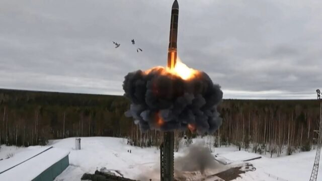 Russia vows 'no límites' en misiles nucleares en una advertencia escalofriante al oeste mientras Putin arroja a Gauntlet para el enfrentamiento de la Guerra Fría
