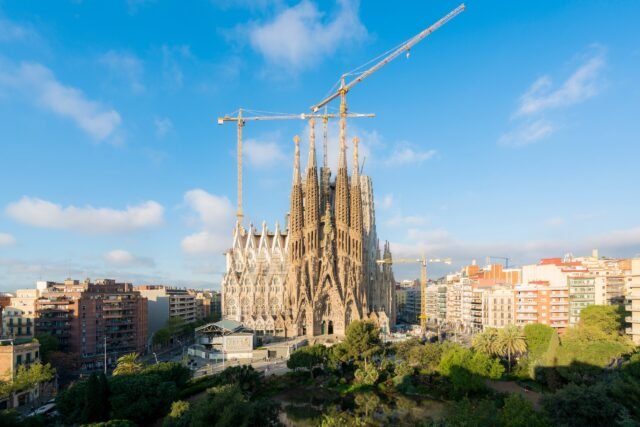 Sagrada Familia se convierte en el edificio más alto de Barcelona, superando dos rascacielos, pero ¿cómo se compara con el resto de España?

