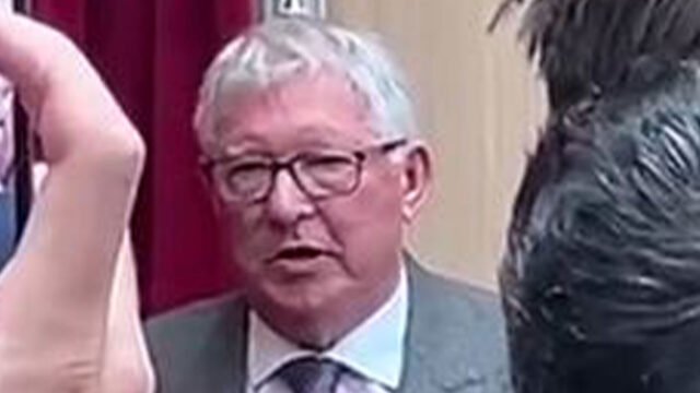 Sir Alex Ferguson cuenta una historia sorprendente sobre Kath Phipps mientras revela la placa en memoria del muy querido Secretario de Man Utd

