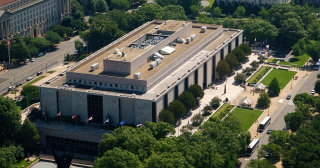 Smithsonian dice que se restaurarán las exhibiciones de juicio
