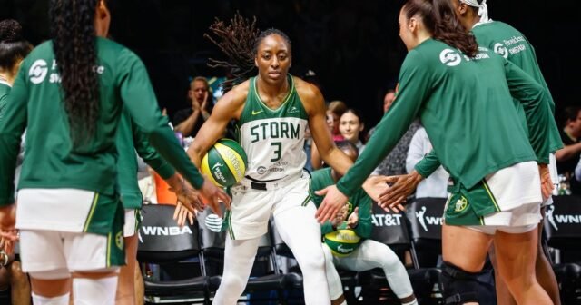Storm se queda corta en la pérdida de doble tiempo extra ante Sparks en WNBA Thriller
