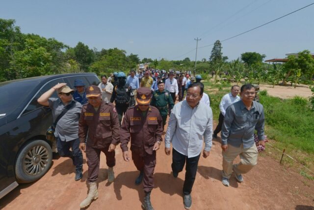 Tailandia devuelve 2 soldados heridos a Camboya, pero continúa sosteniendo 18 de sus camaradas
