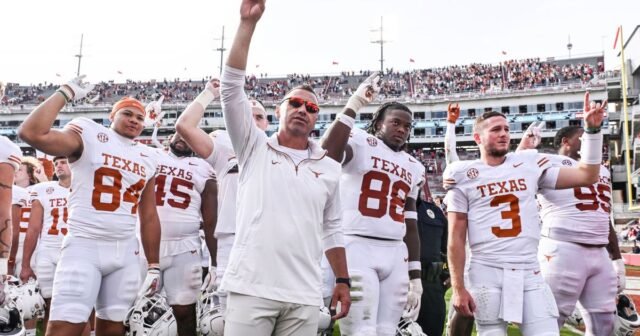 Texas es el número 1 en la pretemporada Top 25 por primera vez, superando a Penn St, Ohio St; 10 SEC Equipos clasificados
