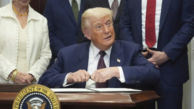 Trump modifica las tarifas globales horas antes de la fecha límite - RT World News

