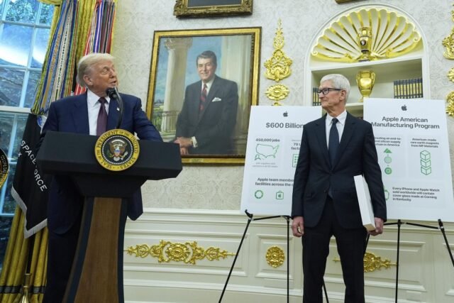 Trump y el CEO de Apple, Tim Cook, anuncian un nuevo compromiso de $ 100 mil millones para fabricar en EE. UU.
