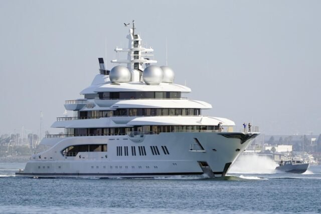 US está subastando un yate ruso de $ 325 millones incautado con 8 habitaciones estatales, un helipuerto, un gimnasio y un spa
