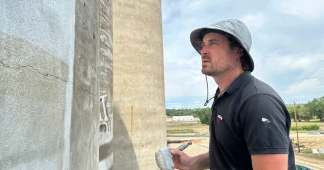 Un artista australiano está creando un mural masivo en medio de una pequeña ciudad de Dakota del Norte

