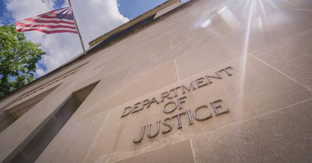 Varios ex abogados del Departamento de Justicia buscan un cargo elegido, algunos para combatir las políticas promulgadas por Trump
