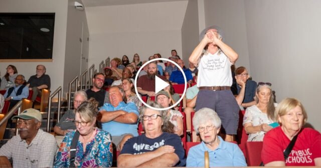 Votantes boo congresista republicano de Nebraska en el ayuntamiento
