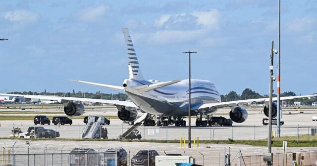 Watchdog Group solicita la adquisición de la investigación del Departamento de Defensa del avión Qatari en nombre de Trump
