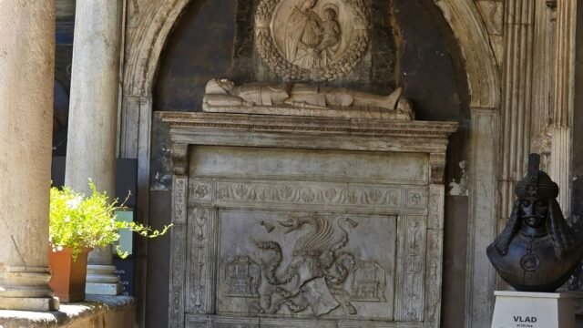 ¿Es esta la verdadera tumba de Drácula? Ataúd del gobernante sediento de sangre que inspiró a Vampire 'encontrado' ... y no está en Transilvania
